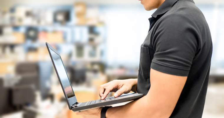 Professionelle HUAWEI  Servicetechniker diagnostizieren den Fehler und beheben ihn vor Ort